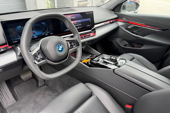 Grå BMW i5 fra 2025