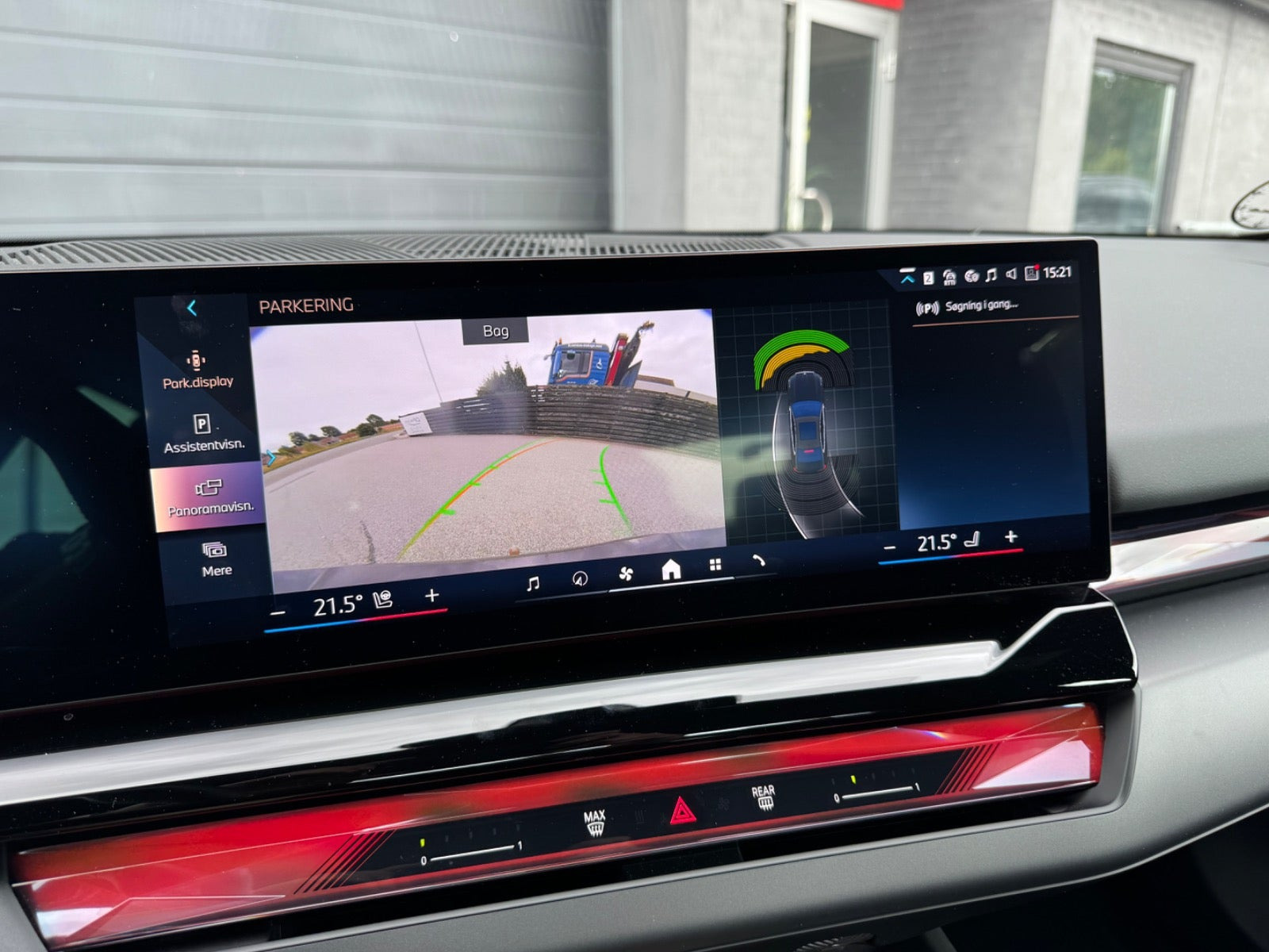 Grå BMW i5 fra 2025