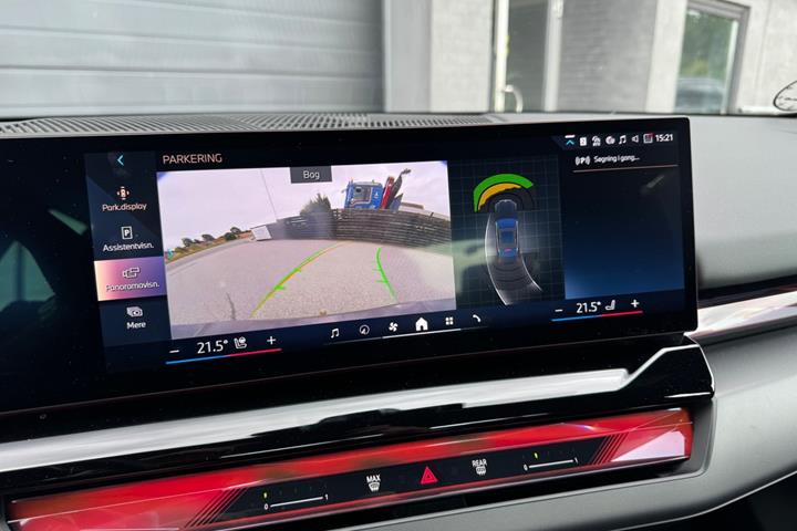 Grå BMW i5 fra 2025