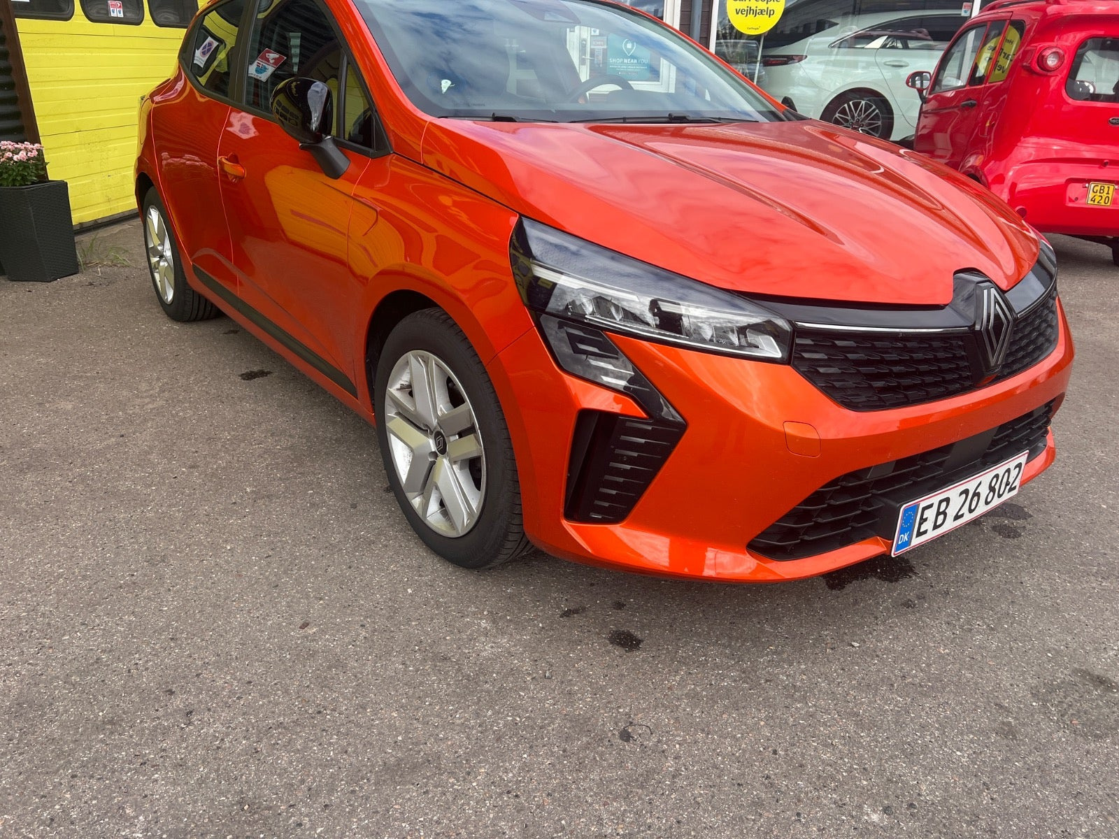 Grå Renault Clio V fra 2024