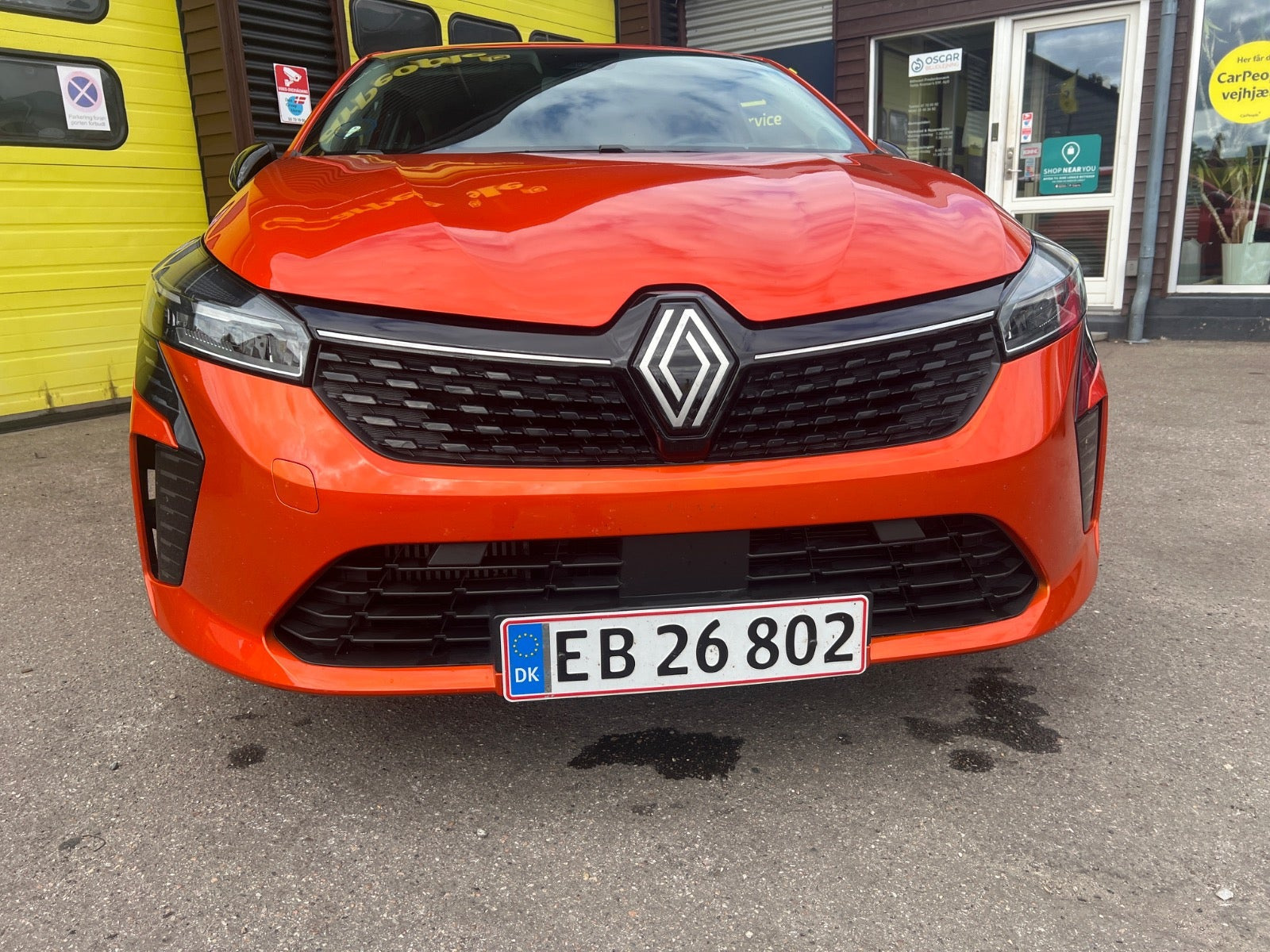 Grå Renault Clio V fra 2024