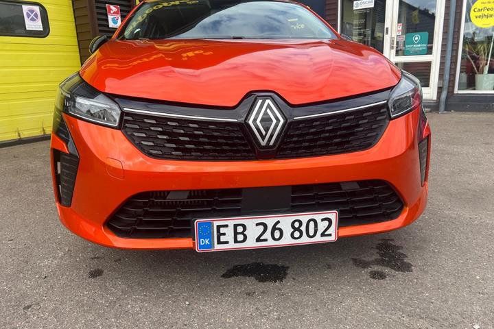 Grå Renault Clio V fra 2024