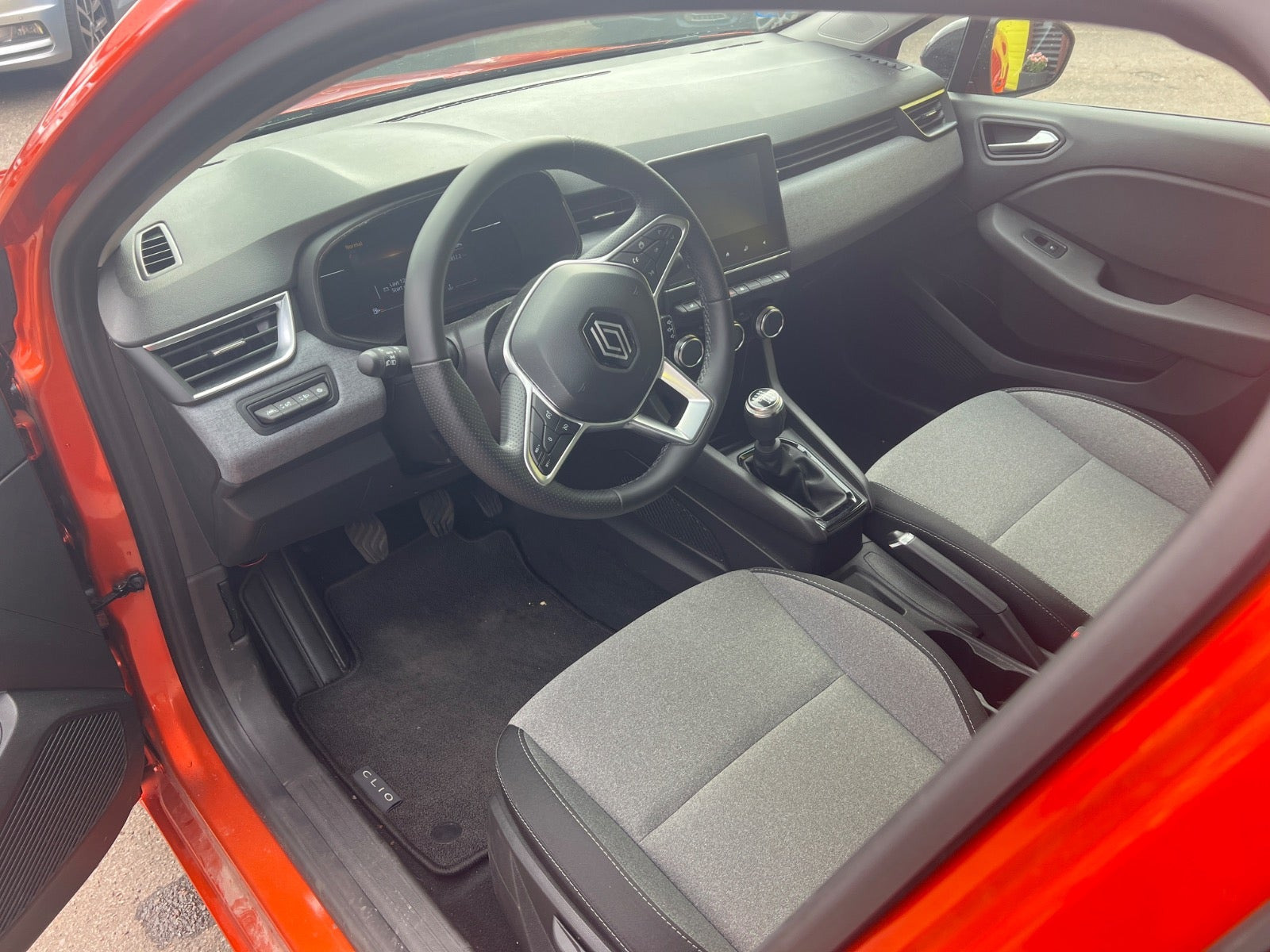 Grå Renault Clio V fra 2024