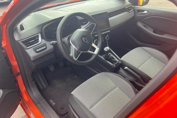 Grå Renault Clio V fra 2024