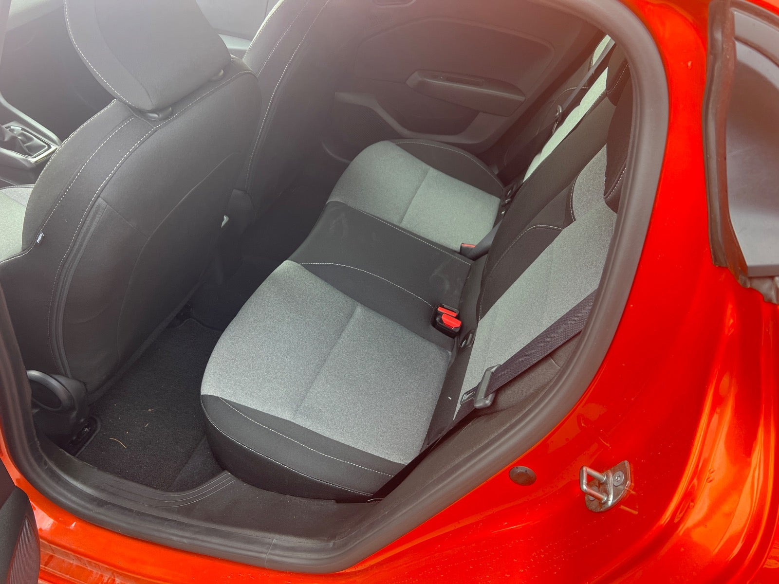 Grå Renault Clio V fra 2024