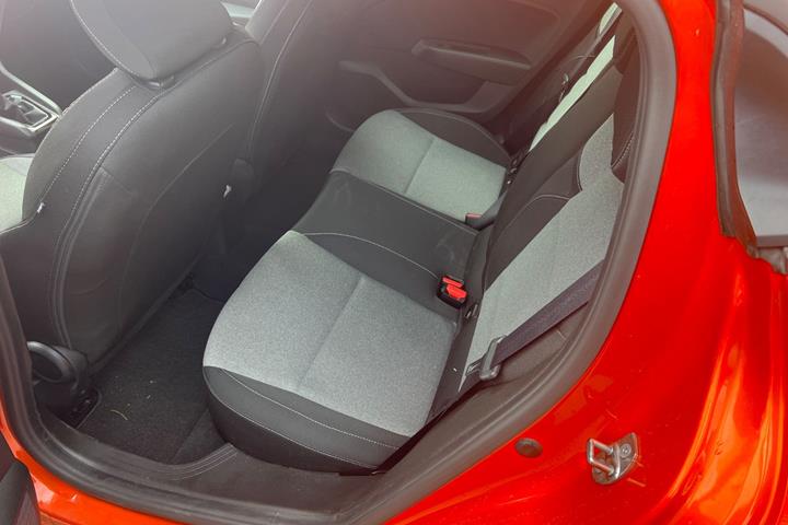 Grå Renault Clio V fra 2024