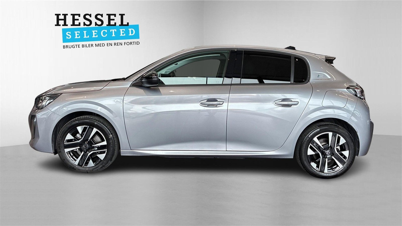 Grå Peugeot e-208 fra 2024