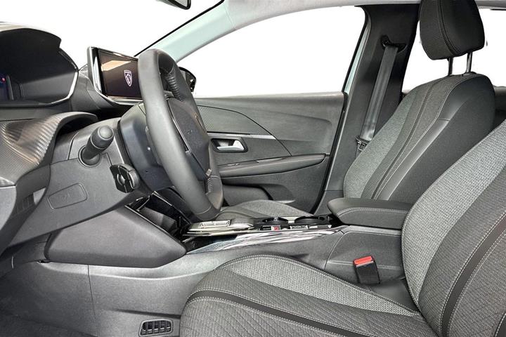 Grå Peugeot e-208 fra 2024