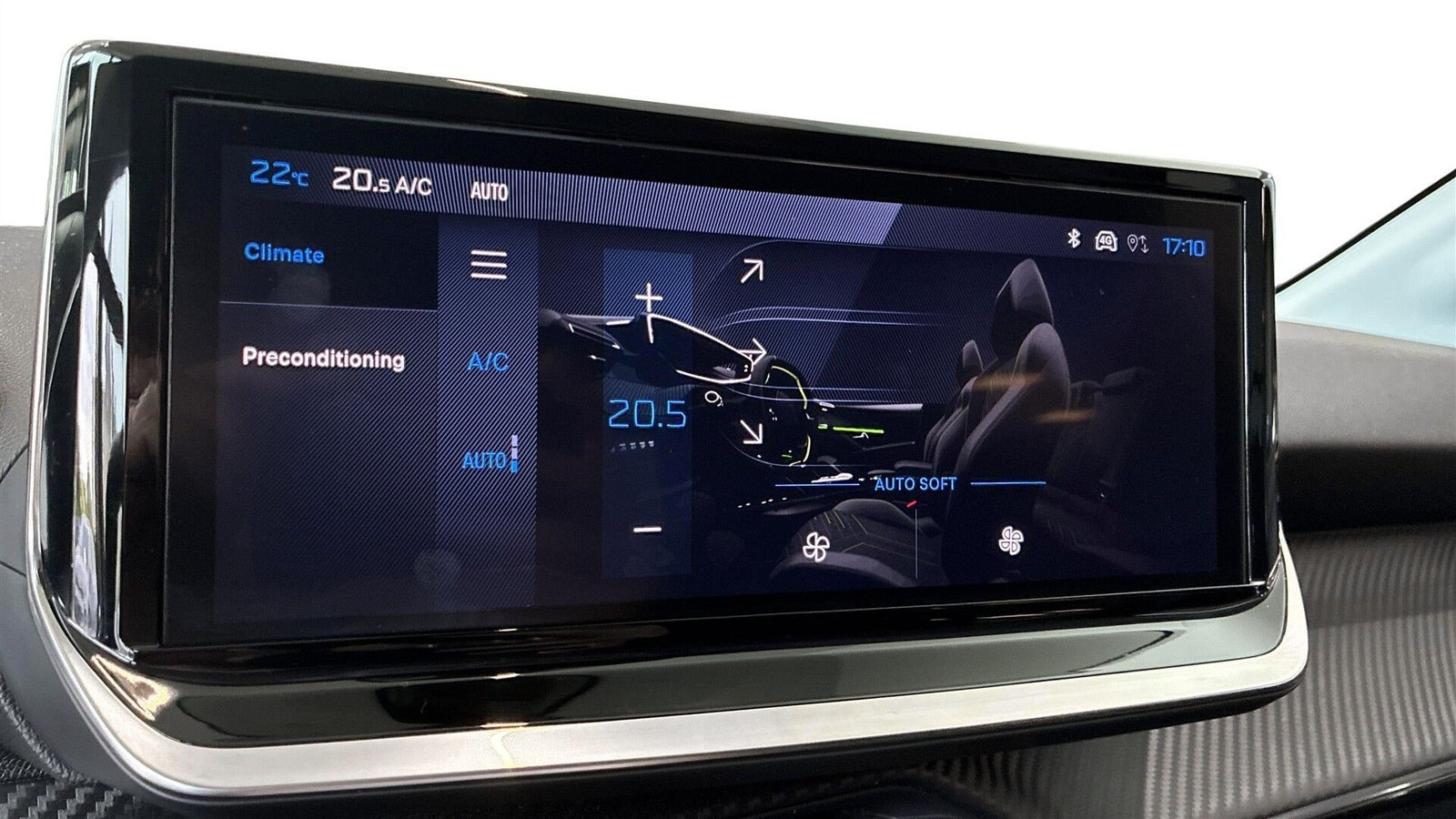 Grå Peugeot e-208 fra 2024
