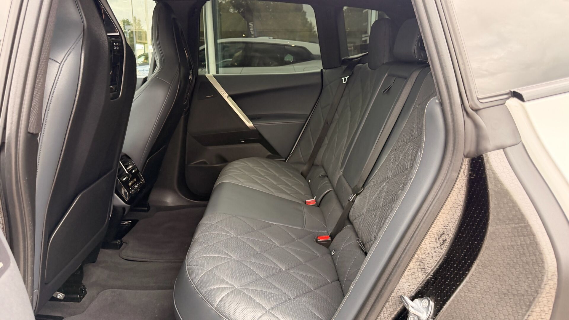 Hvid BMW iX fra 2022