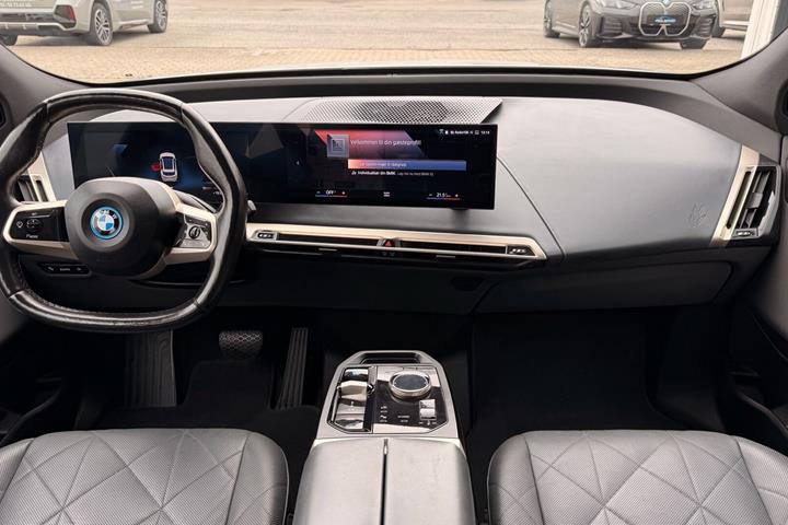 Hvid BMW iX fra 2022