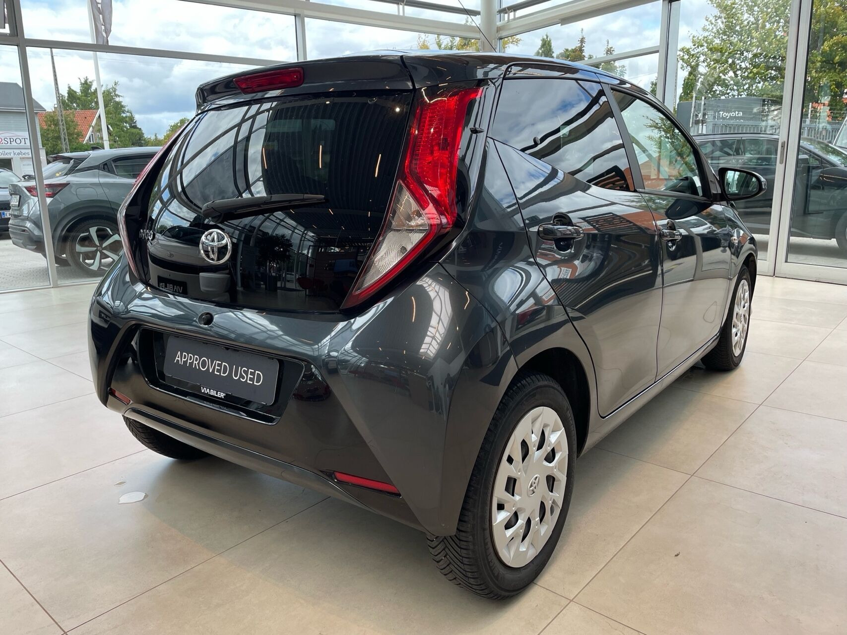 Grå Toyota Aygo fra 2020