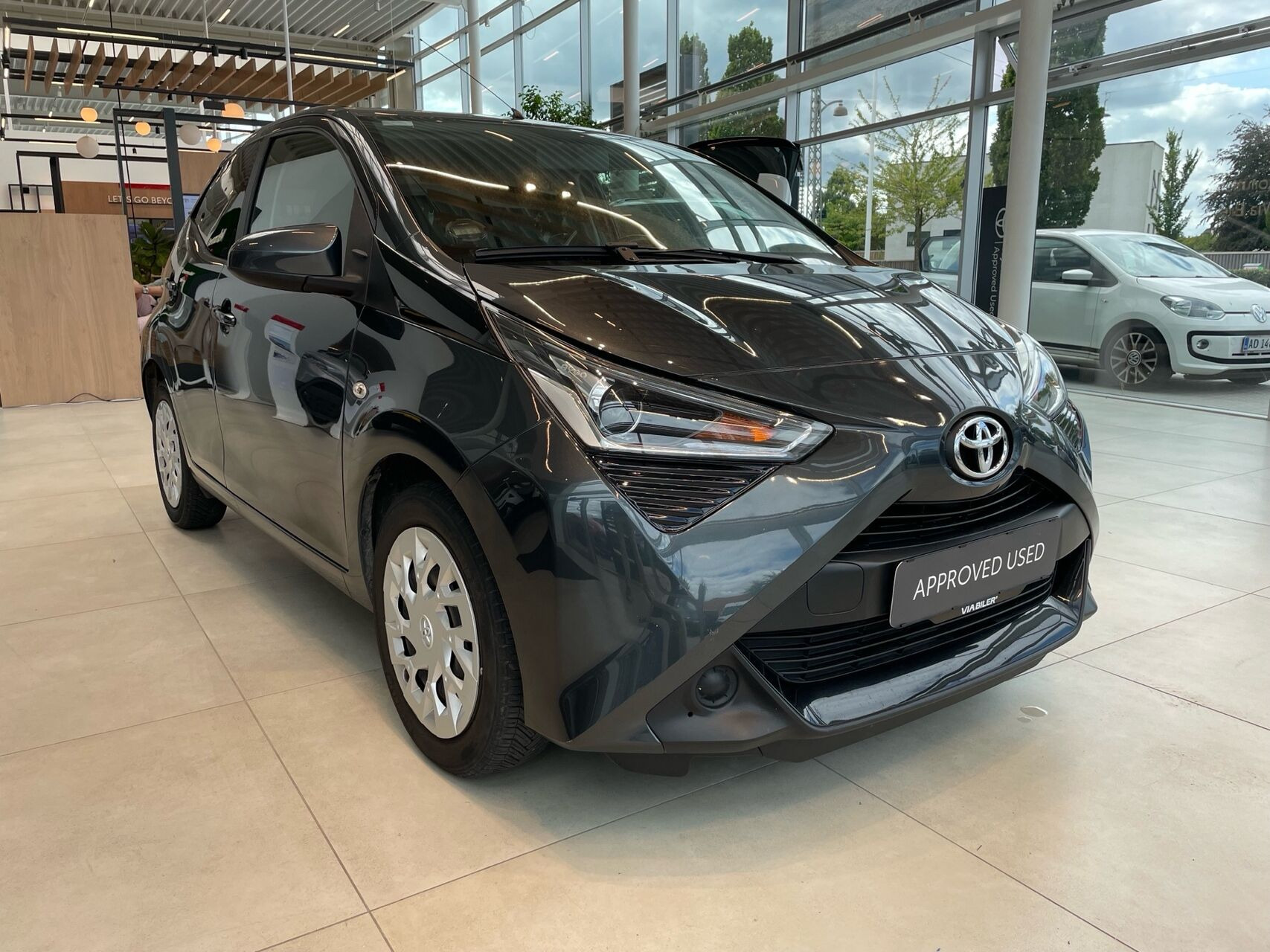 Grå Toyota Aygo fra 2020