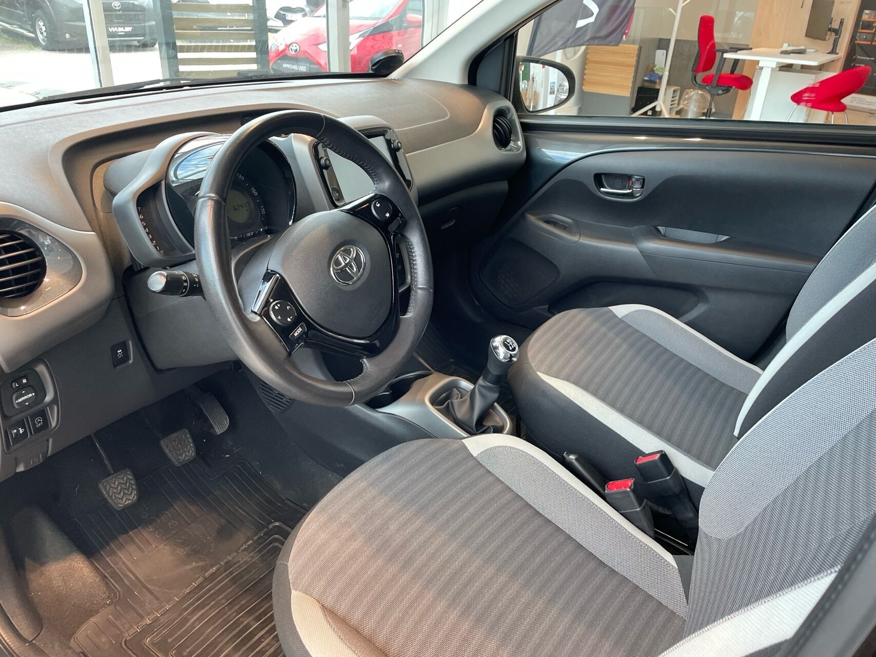 Grå Toyota Aygo fra 2020