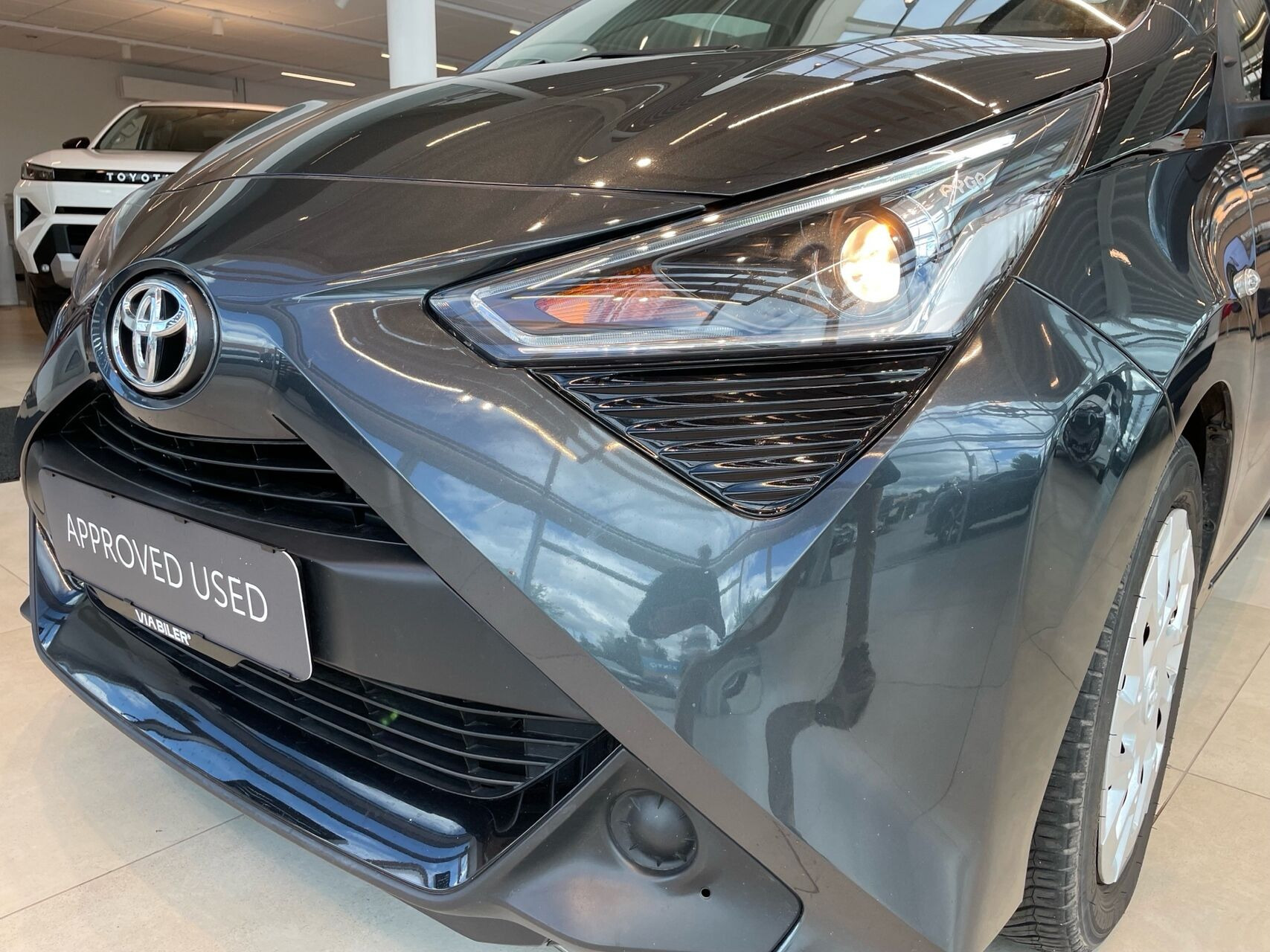 Grå Toyota Aygo fra 2020