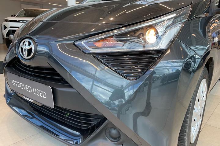 Grå Toyota Aygo fra 2020
