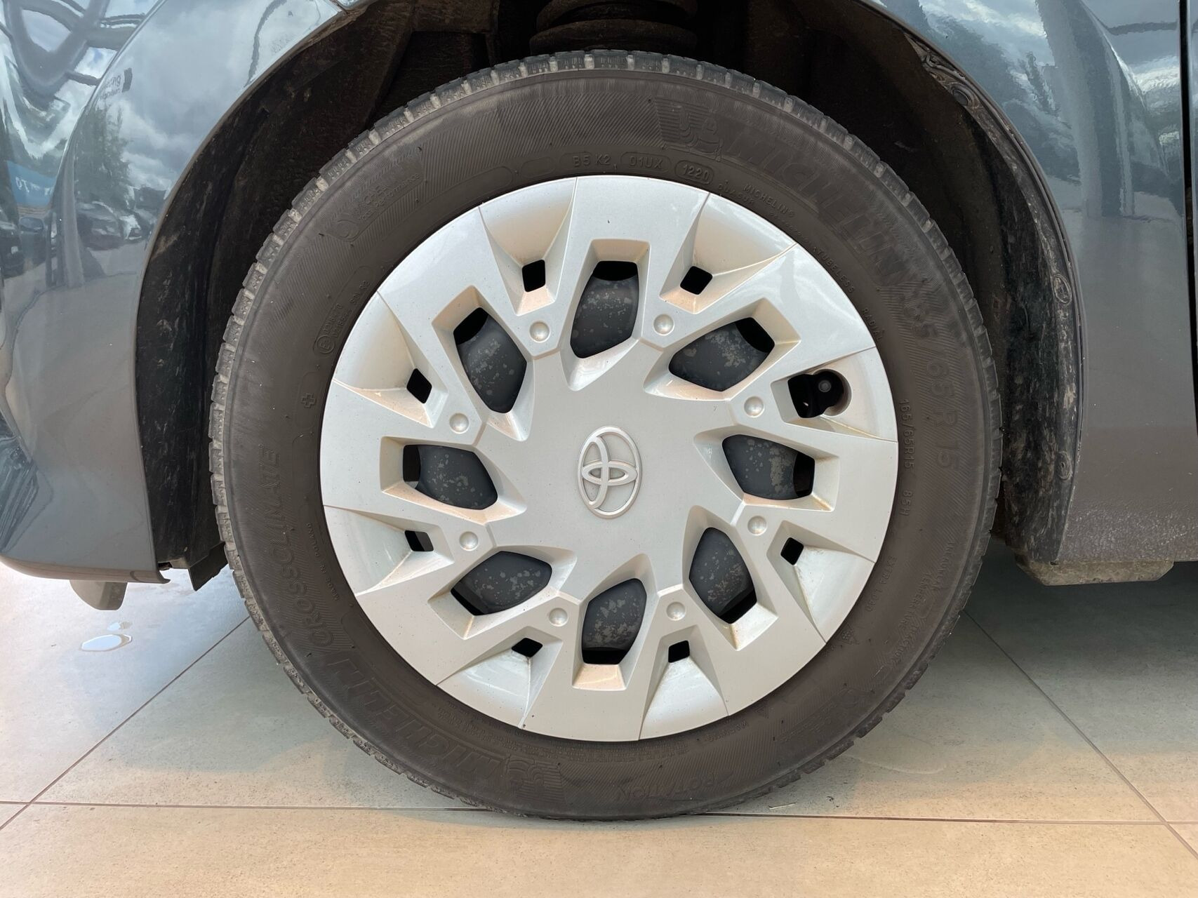 Grå Toyota Aygo fra 2020