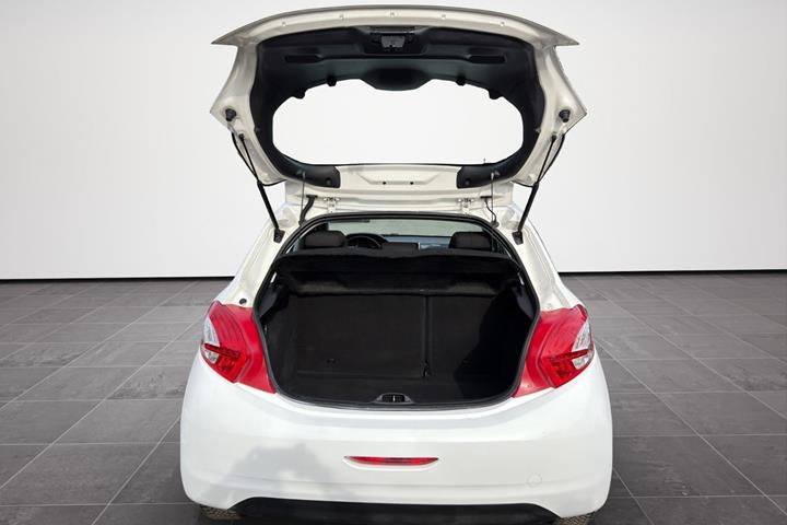 Hvid Peugeot 208 fra 2015