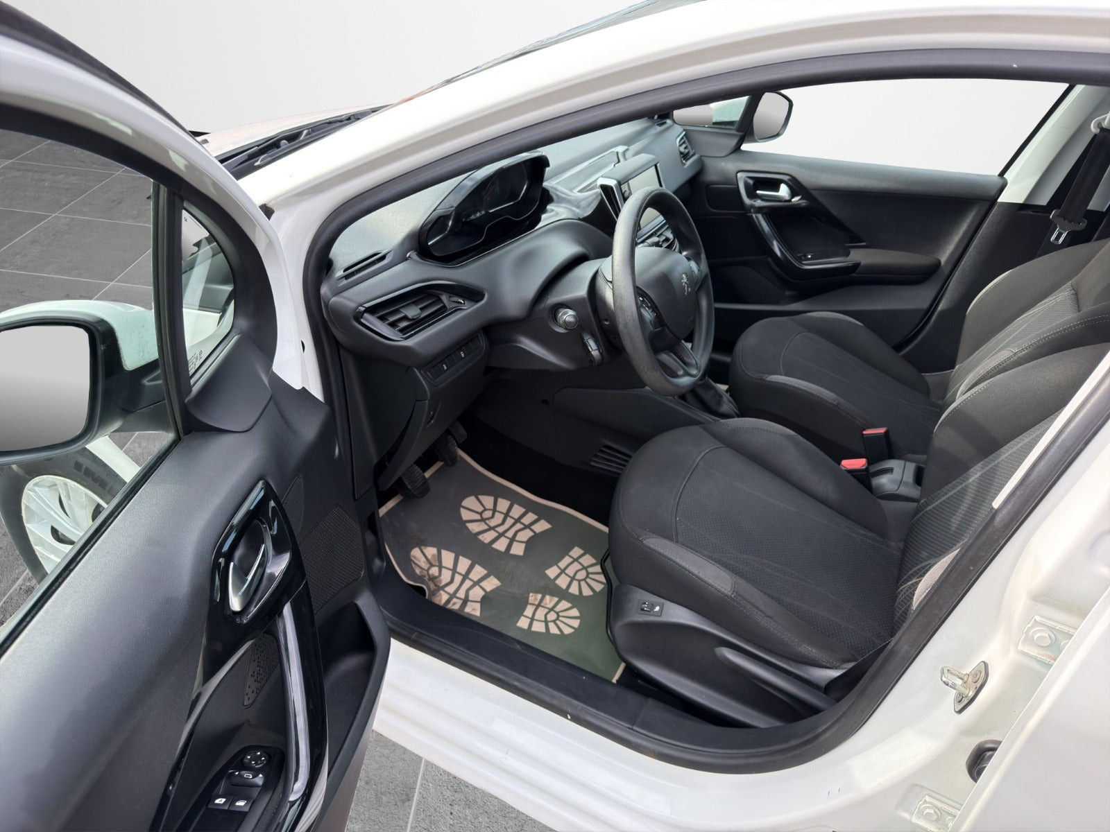 Hvid Peugeot 208 fra 2015