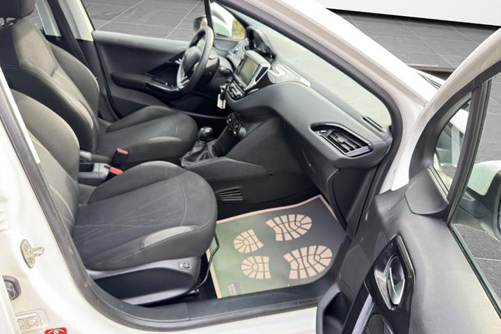 Hvid Peugeot 208 fra 2015