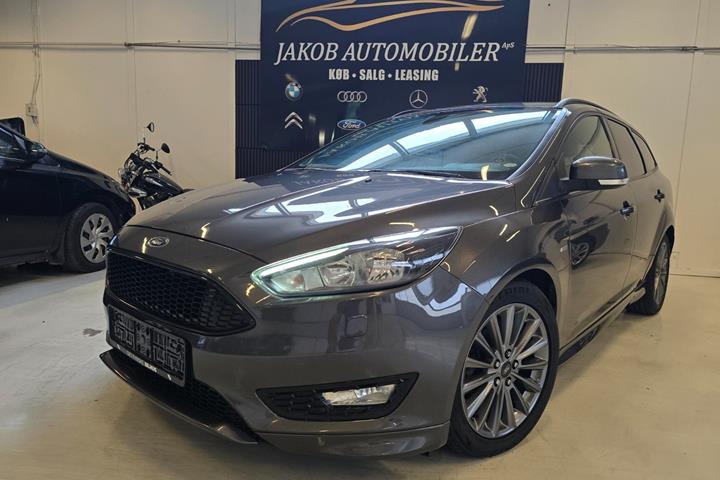Grå Ford Focus fra 2017 set udefra
