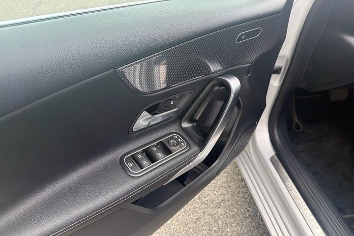 Sølv Mercedes A250 e fra 2021