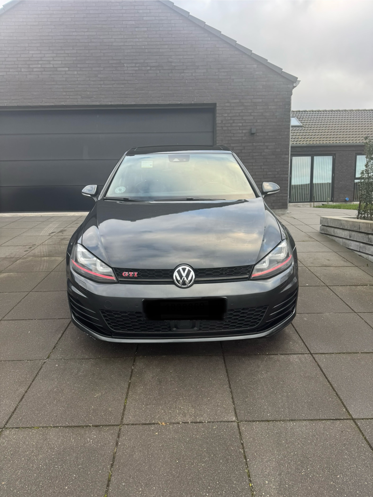 Grå VW Golf VII fra 2015