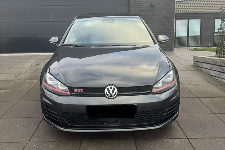 Grå VW Golf VII fra 2015