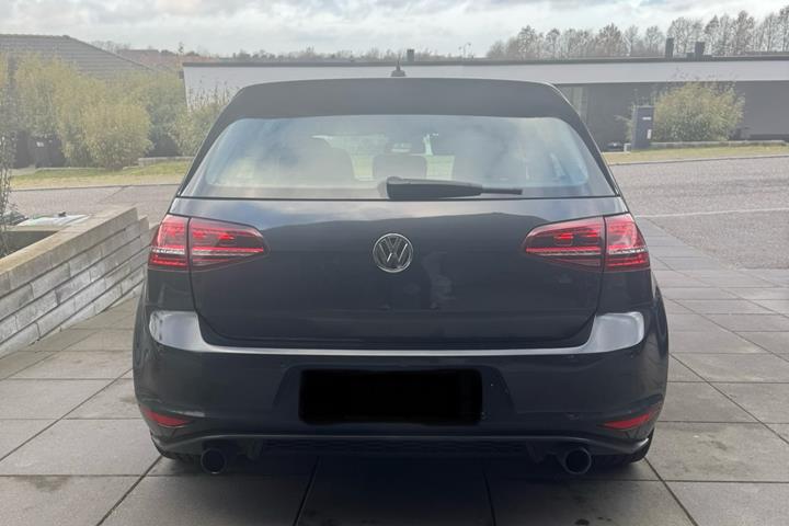 Grå VW Golf VII fra 2015