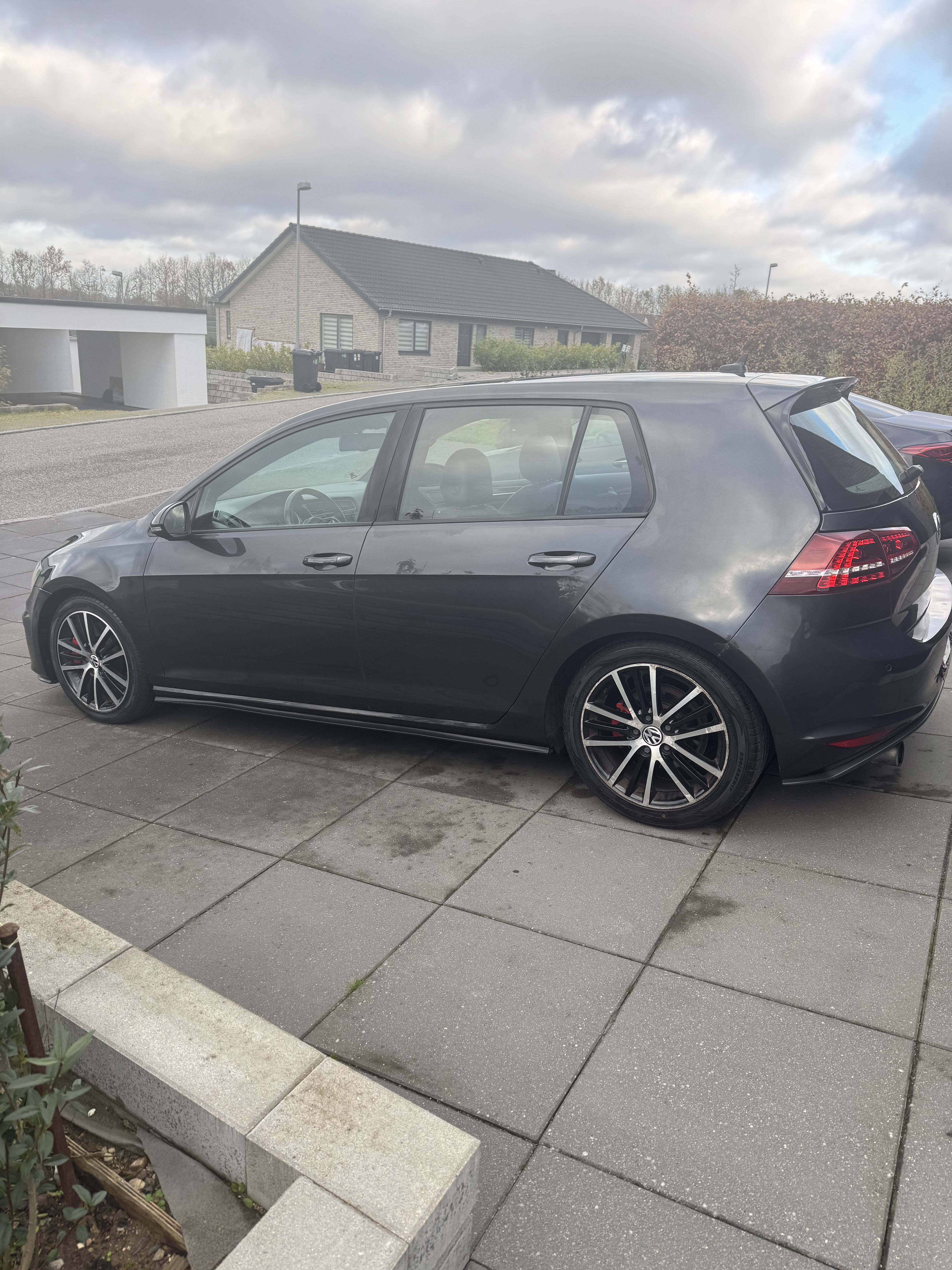 Grå VW Golf VII fra 2015