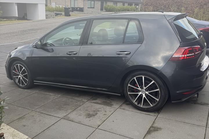 Grå VW Golf VII fra 2015