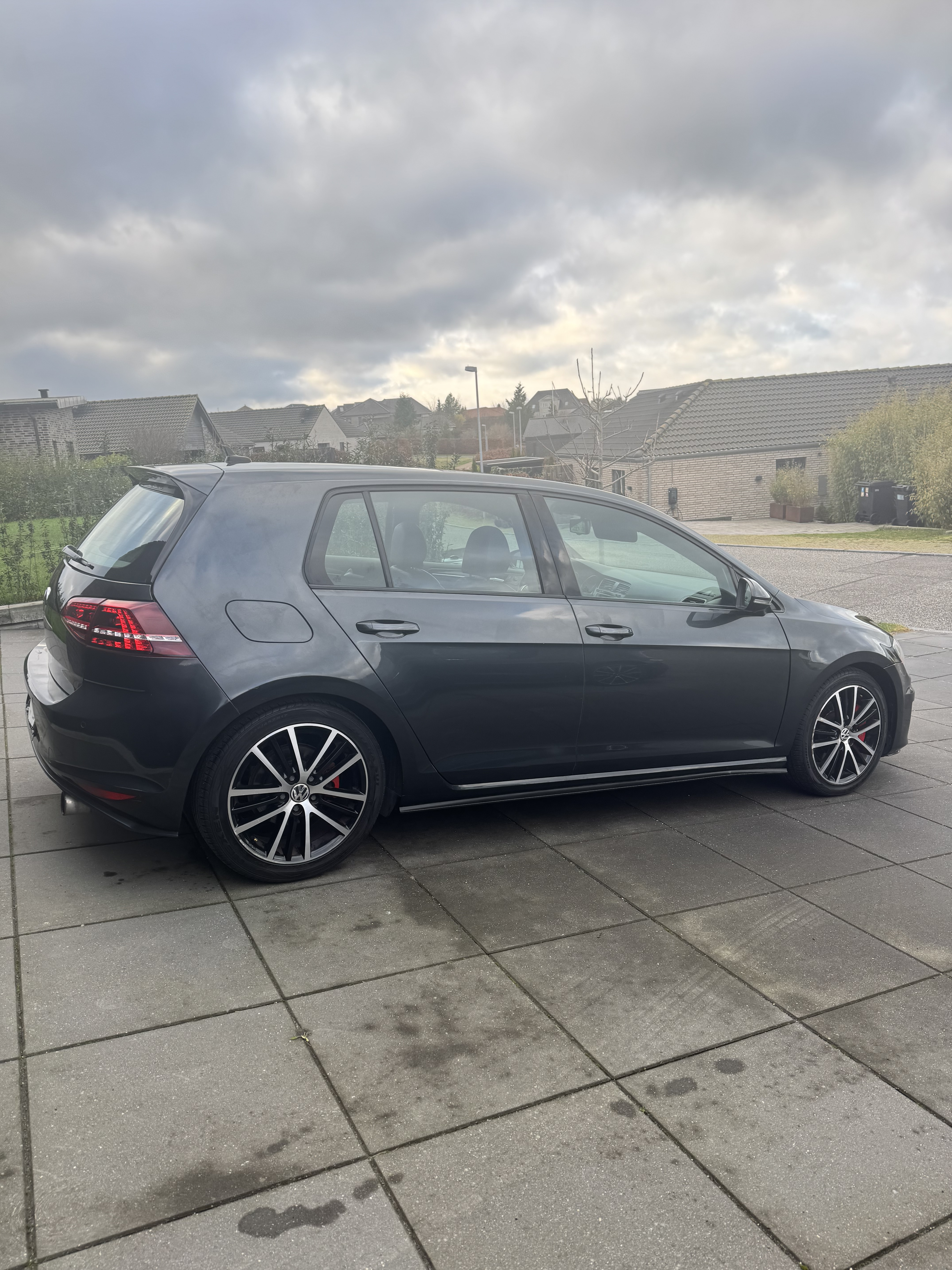 Grå VW Golf VII fra 2015