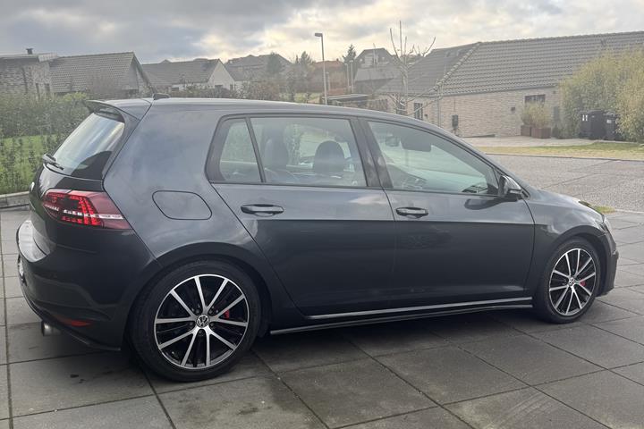 Grå VW Golf VII fra 2015