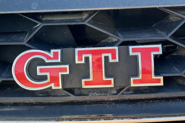 Grå VW Golf VII fra 2015