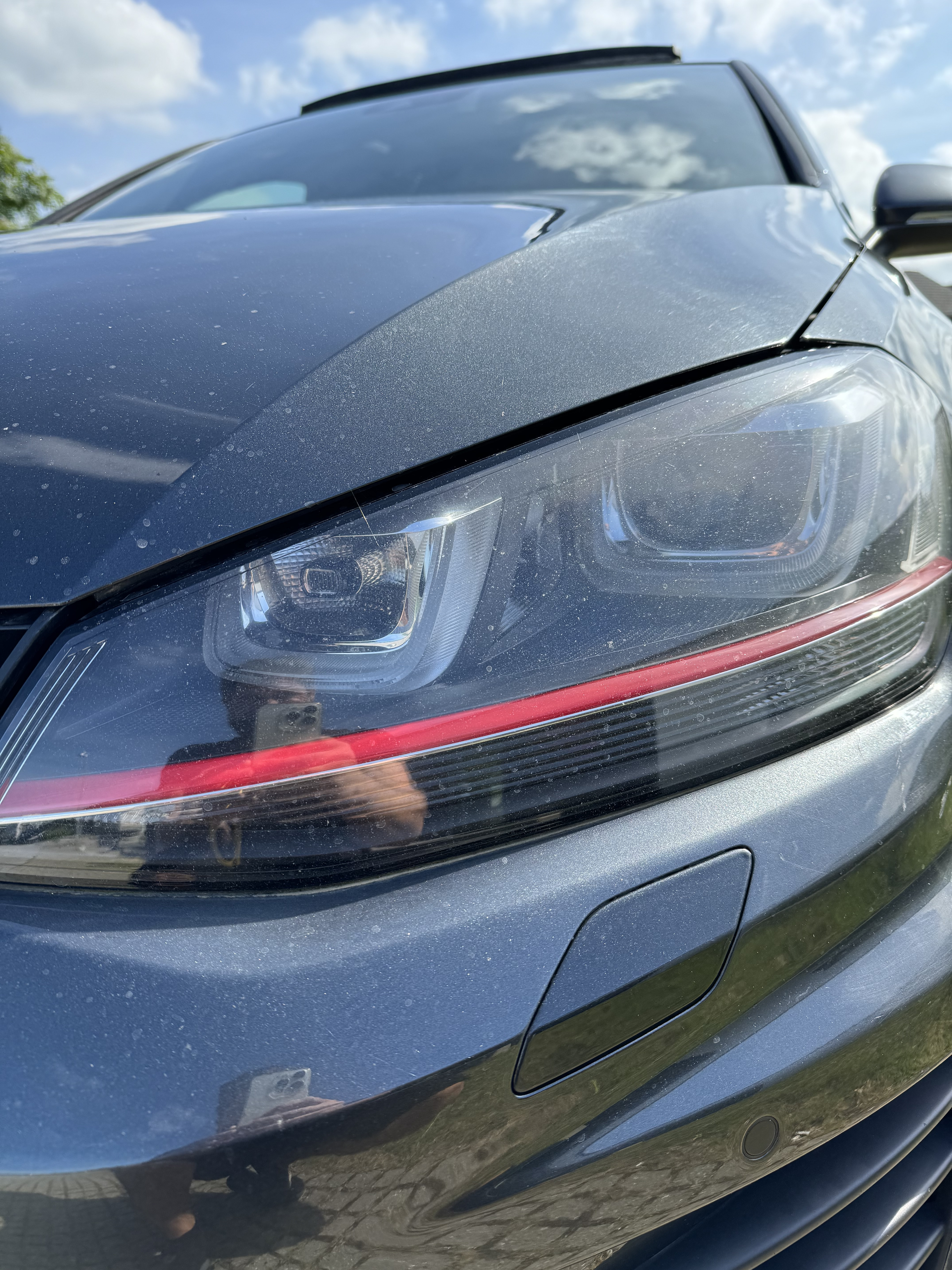 Grå VW Golf VII fra 2015