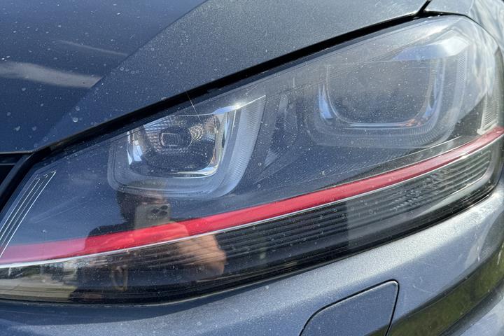 Grå VW Golf VII fra 2015