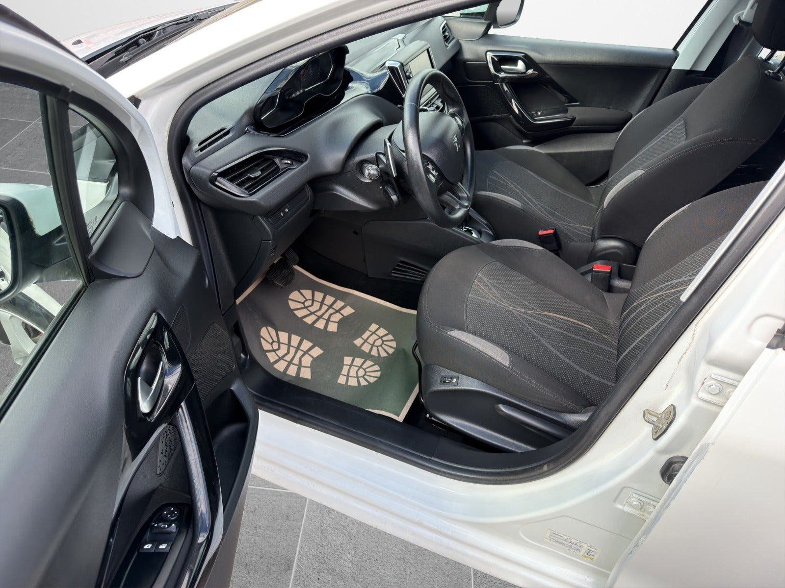 Hvid Peugeot 208 fra 2014