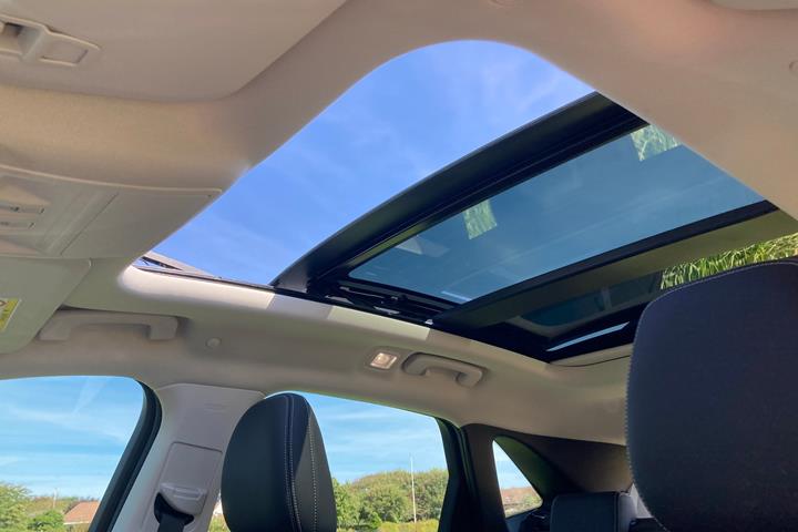 Blå Ford Kuga fra 2020