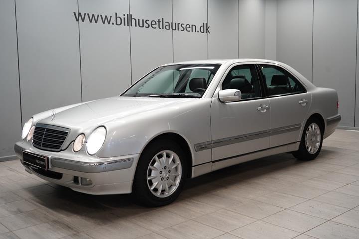 Sølv Mercedes E320 fra 2000