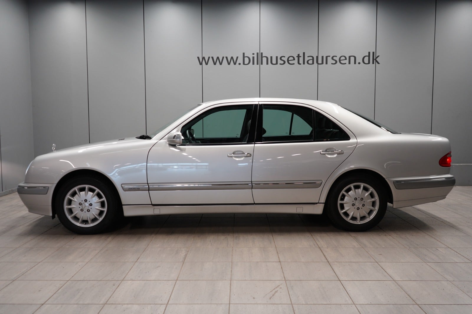 Sølv Mercedes E320 fra 2000