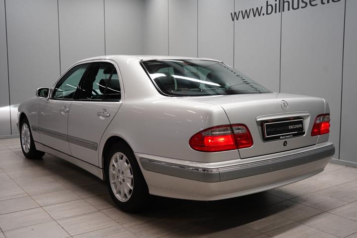 Sølv Mercedes E320 fra 2000