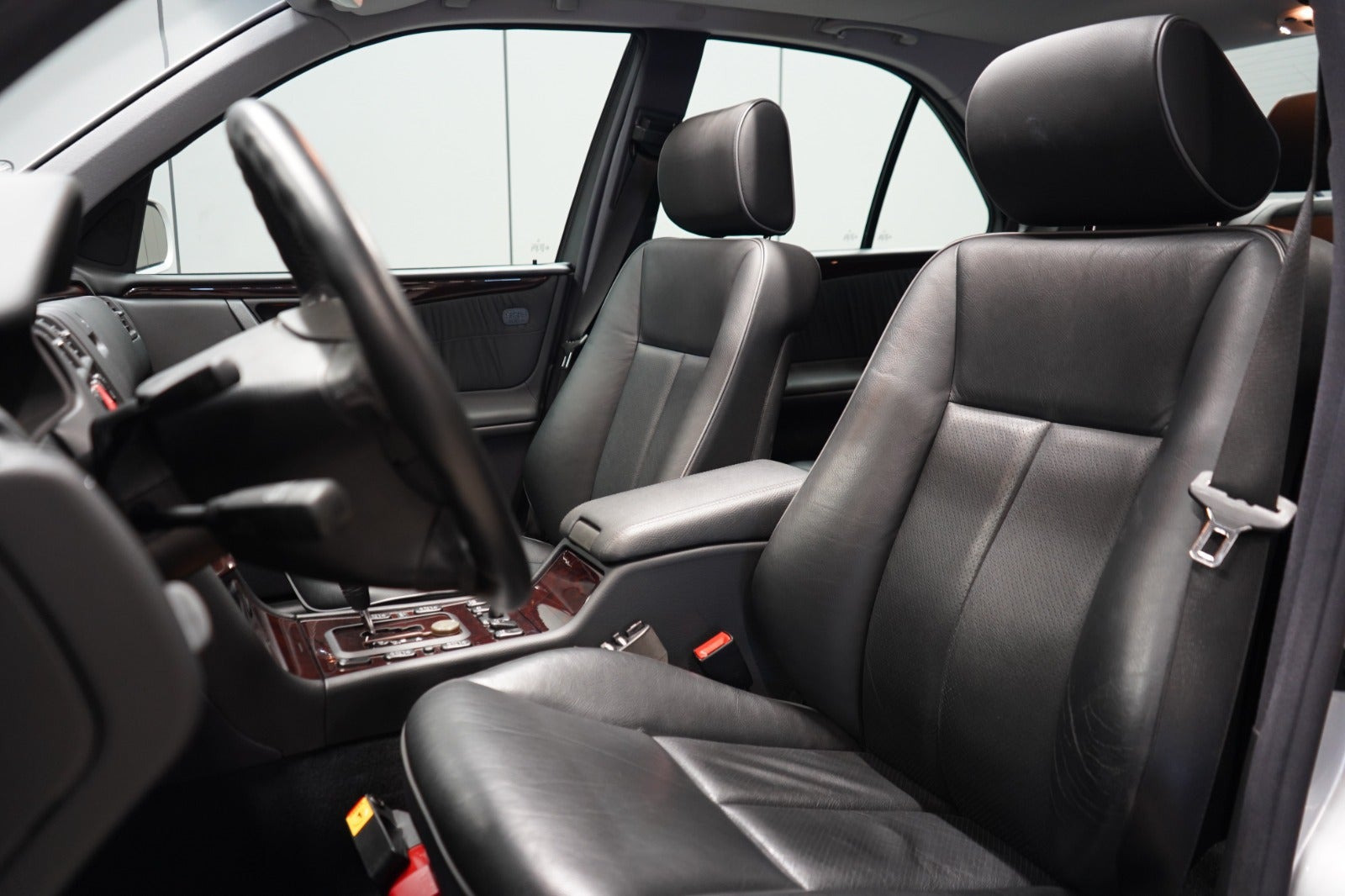 Sølv Mercedes E320 fra 2000