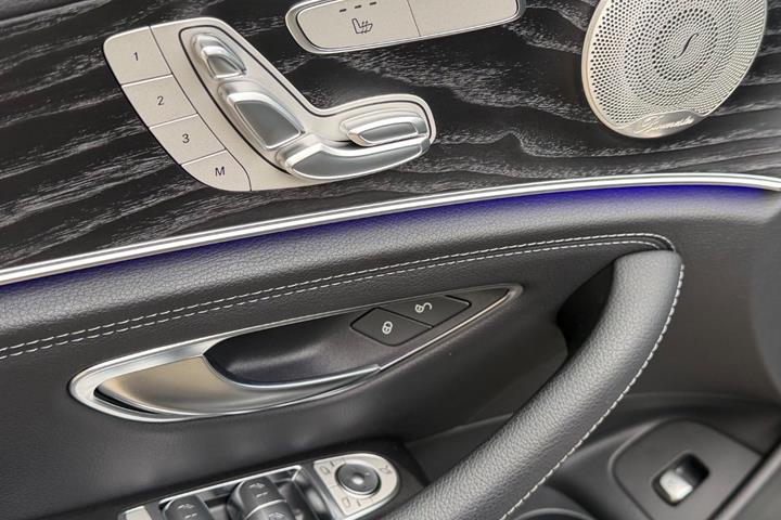 Blå Mercedes E300 de fra 2020