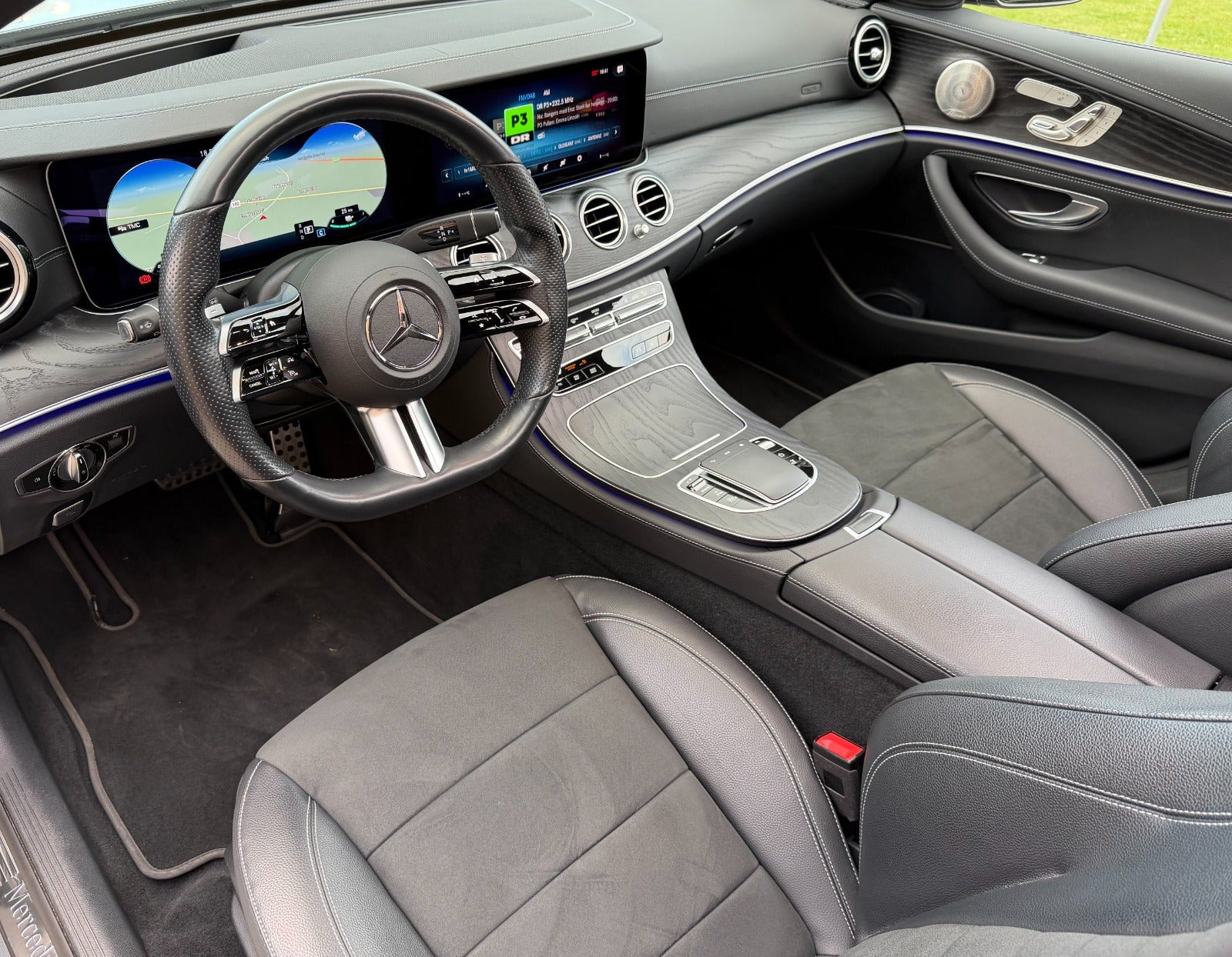 Blå Mercedes E300 de fra 2020