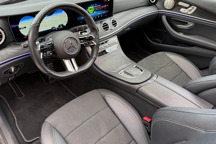 Blå Mercedes E300 de fra 2020