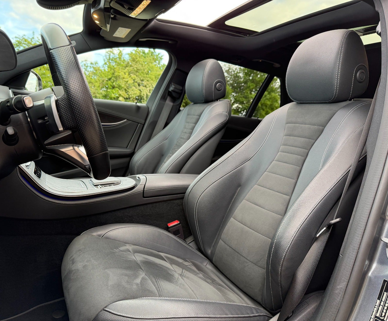 Blå Mercedes E300 de fra 2020