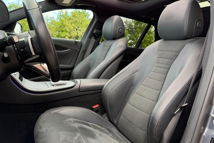 Blå Mercedes E300 de fra 2020