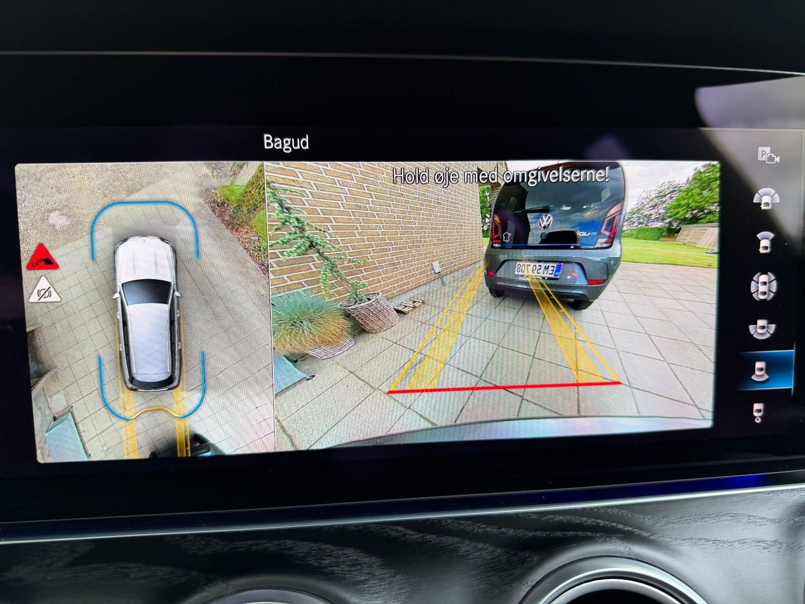Blå Mercedes E300 de fra 2020