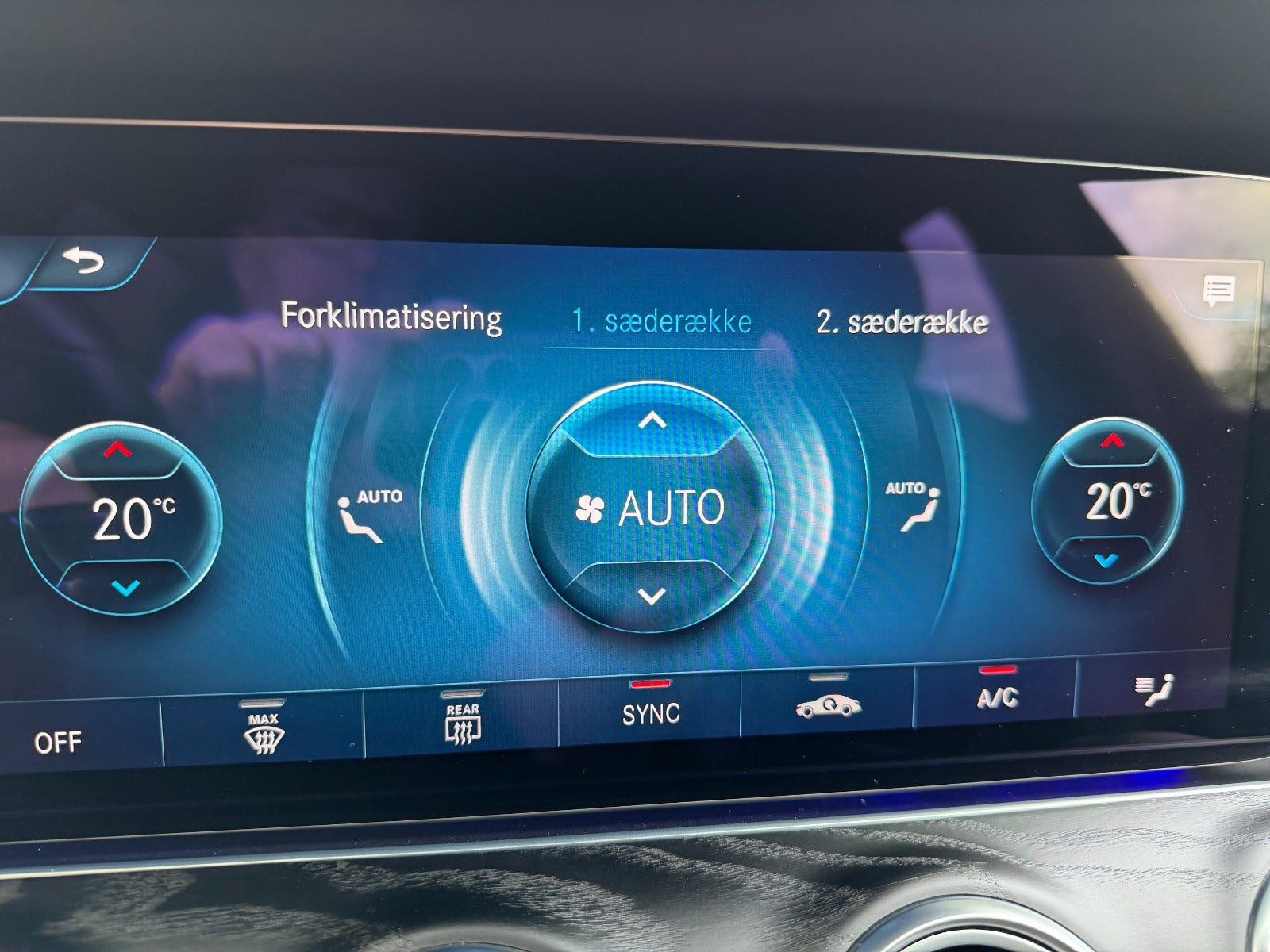Blå Mercedes E300 de fra 2020