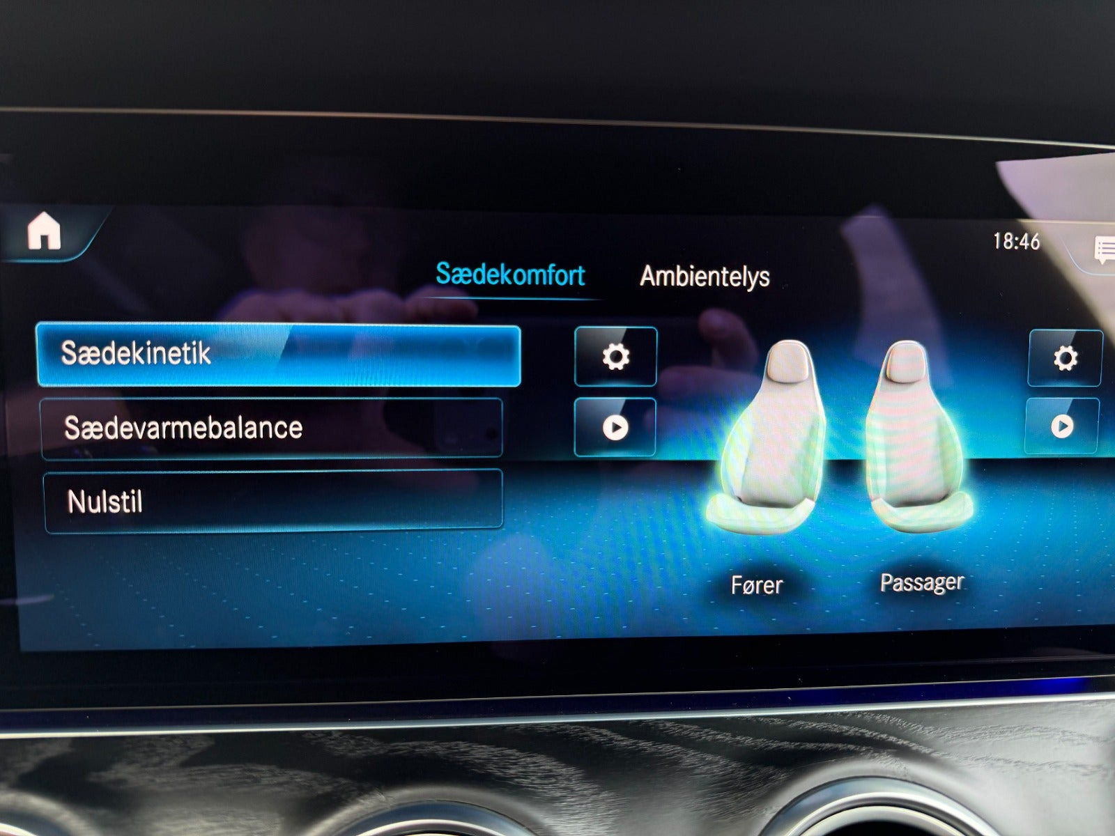 Blå Mercedes E300 de fra 2020